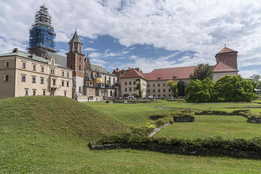 Polonia - Cracovia 081 - colina de Wawel - castillo de Wawel y catedral basílica de San Estanislao y San Wenceslao.jpg